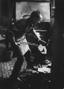 «Кузнец, студент Анатолий Елизаров», январь 1969, г. Москва. Из серии «МВХПУ, бывшее Строгановское училище».