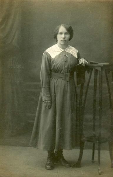 Молодая женщина в платье с белым воротником, 1920-е