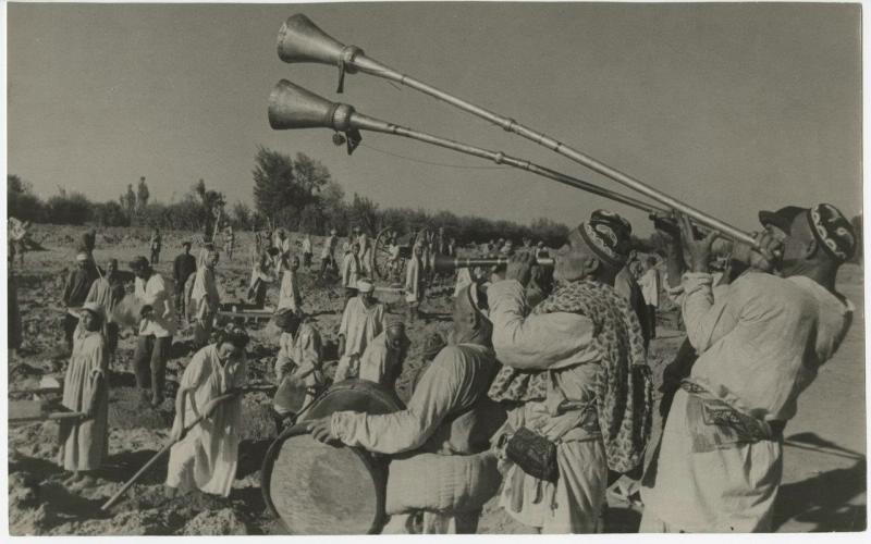 Призыв к работе на Большом Ферганском канале, 1939 - 1940, Узбекская ССР. Выставка «Музыкальный момент» с этой фотографией.