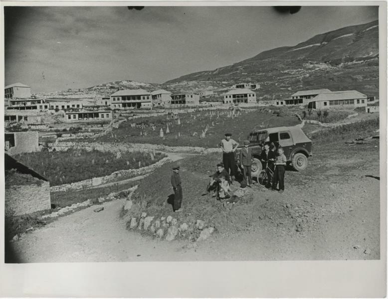 Поселок в горах, 1960 - 1963