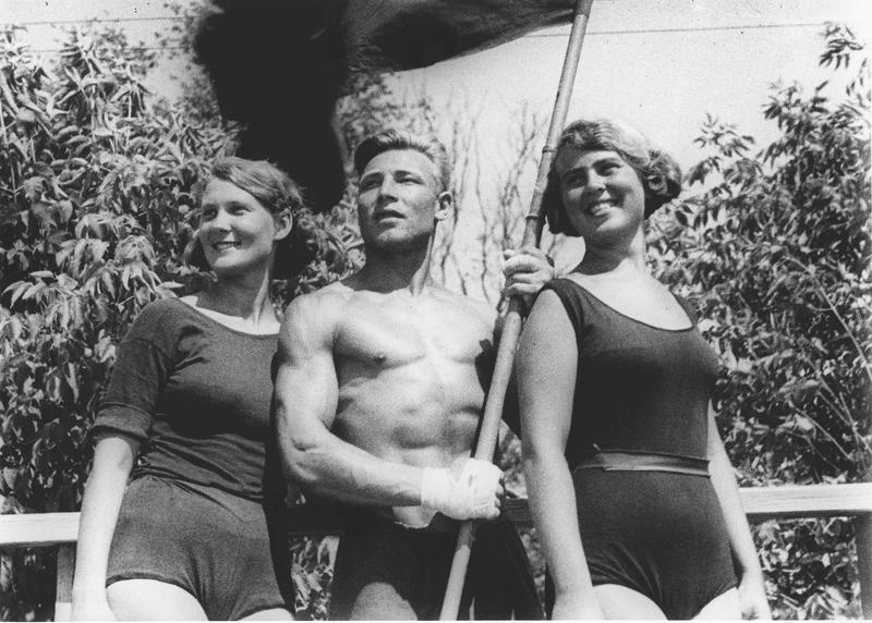 Физкультурники, май - август 1940. Выставка «День физкультурника» с этой фотографией.