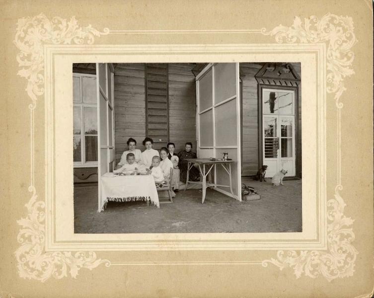 Обед на веранде, 1910 год. Выставка «15 фотографий: на веранде до 1917 года» с этим снимком.