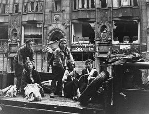 Дежурные на улицах блокадного Ленинграда, 1941 - 1942, г. Ленинград. Видео&nbsp;«Блокадный Ленинград. "Эстафета жизни"»,&nbsp;«Михаил Исаковский. "Русской женщине"» и выставка «Женщины на войне» с этой фотографией.