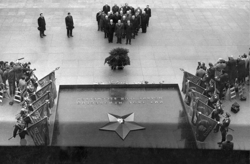 У Вечного огня, 9 мая 1985, г. Москва. В центре – Михаил Горбачев, справа от него – Андрей Громыко, слева – Николай Тихонов.&nbsp;