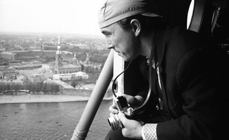 Олег Макаров на вертолете во время съемки, 31 декабря 1959 - 5 января 1967, г. Ленинград