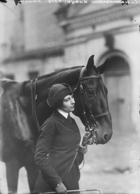 Наездница-амазонка с лошадью у Конюшенного плаца, 1916 год, г. Петроград