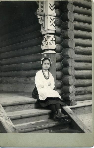 Девочка на ступеньках, 1900-е