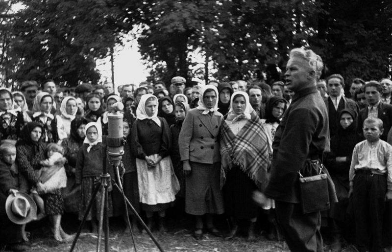 Кинорежиссер Александр Довженко выступает перед крестьянами, январь 1939, Крымская АССР, с. Добрушино