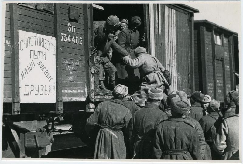 «На Родину!», 1945 год. Выставка «История страны под стук колес» с этой фотографией.