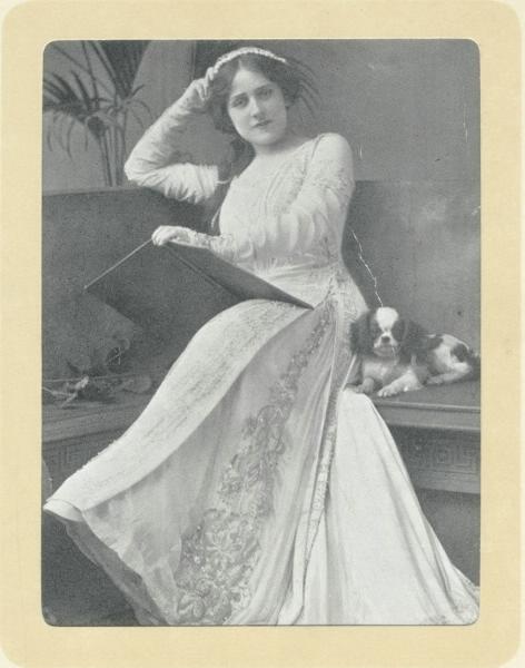 Портрет девушки с книгой, 1 января 1910 - 6 декабря 1917, Великое княжество Финляндское, г. Наантали. Сейчас Финляндия.