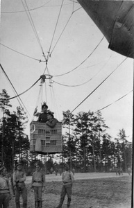 Духовщинский полк. В разведку на воздушном шаре, 1916 год. 267-й пехотный Духовщинский полк был составлен по мобилизации 18 июля 1914 года. Дислоцировался в Новгородской губернии, в Грузино. Осенью 1914 года полк был включен в состав Петроградского военного округа. До октября 1914 года дислоцировался в Охте, затем был направлен на Северо-Западный фронт.