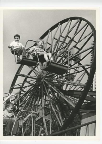 На каруселях, 1991 год. Выставки&nbsp;«Парк собирает друзей»&nbsp;и «Адреналин и нервы: 17 фотографий советских аттракционов» с этим снимком.