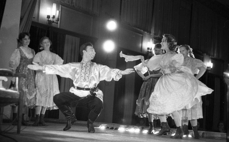Выступление хореографического ансамбля, 1964 год, г. Магнитогорск