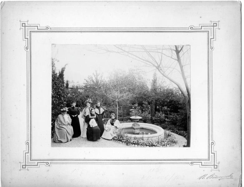 Шесть женщин на фоне сада возле фонтана, 1910-е
