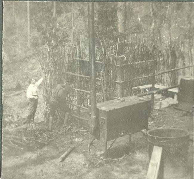 Изготовление плетня, 1914 - 1918. Из серии «Хроники жизни полевого госпиталя».