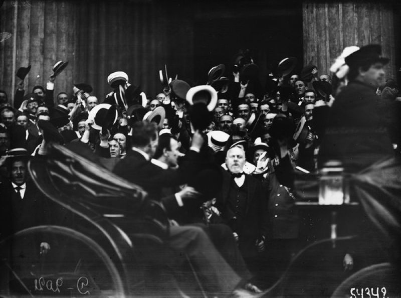 «Толпа монархистов приветствует сидящего в экипаже сербского посланника по случаю объявления войны Германии», июль 1914, г. Санкт-Петербург. Выставка «Приветствуем вас!» с этой фотографией.