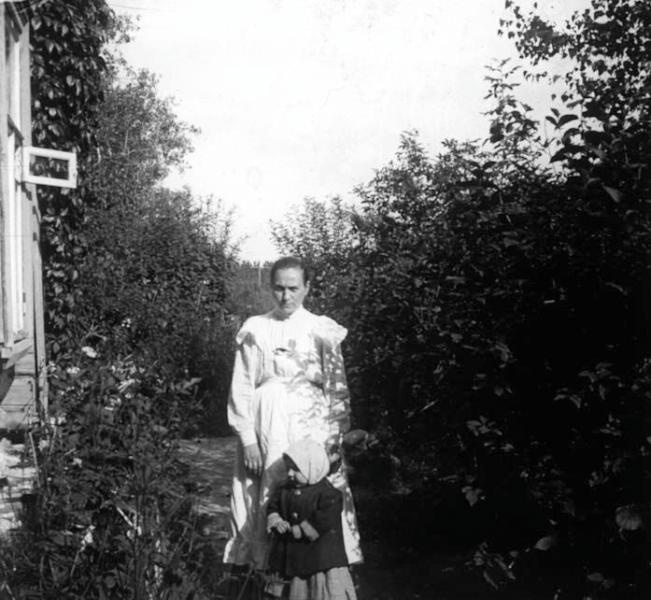 В саду, 1910-е
