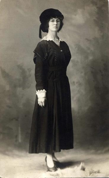 Портрет молодой женщины в темном платье с белым воротничком, 1914 год, США, г. Чикаго