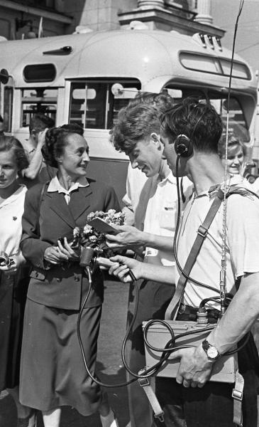 VI Всемирный фестиваль молодежи и студентов. Корреспонденты берут интервью у гостей фестиваля, 28 июля 1957 - 11 августа 1957, г. Москва