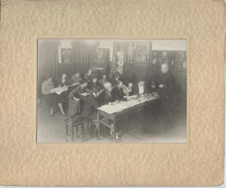 Занятия в классе анатомии, 1930-е