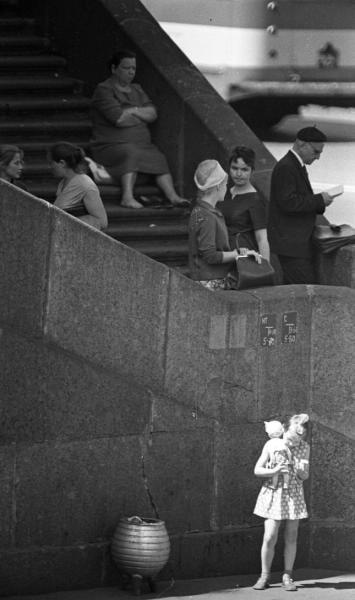 На лестнице. «За день находились...», 1960-е, г. Ленинград