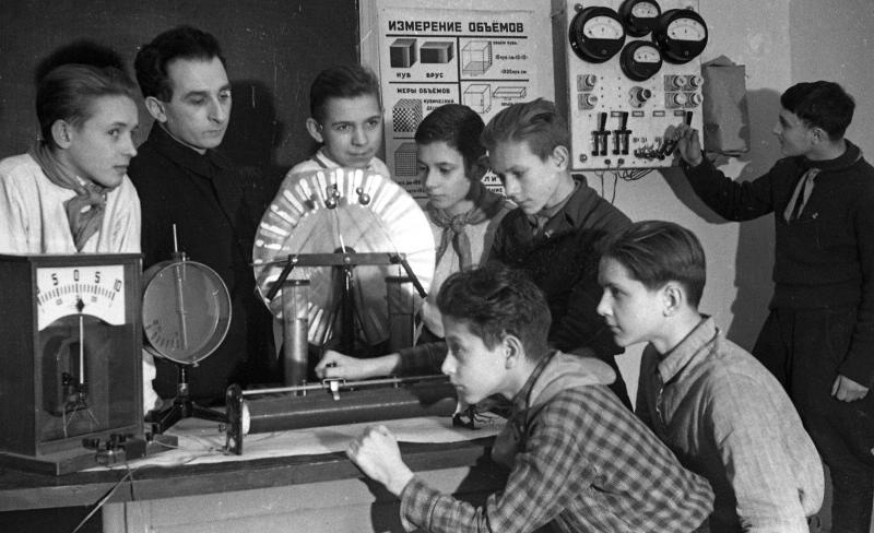 Кружок физики в школе № 114, 1947 год, г. Москва. Выставка «В школу!» с этой фотографией.