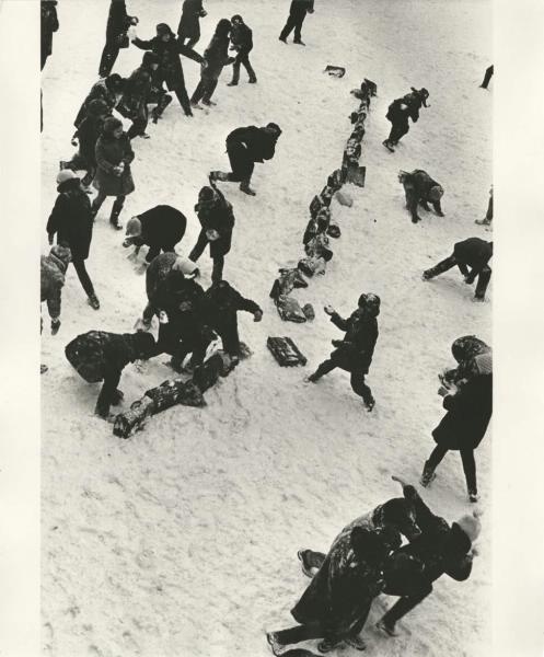 У школы в районе Хорошево-Мневники, 1966 год, г. Москва, Хорошево-Мневники. Выставки «Советские дети»&nbsp;и «Зимние забавы. Лучшие фотографии» с этим снимком.