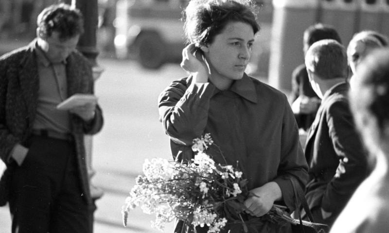 Женщина с букетом, 1965 год, г. Ленинград. Невский проспект.