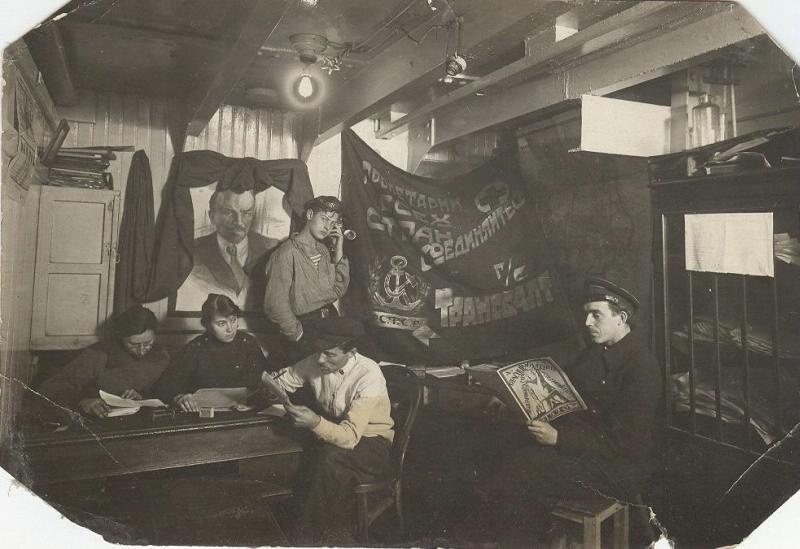 Трансбалт, 1922 год. Комната украшена знаменем с текстом: «Пролетарии всех стран, соединяйтесь! Трансбалт».