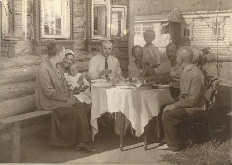 Застолье у фотографа Павла Левинского, 1915 - 1919