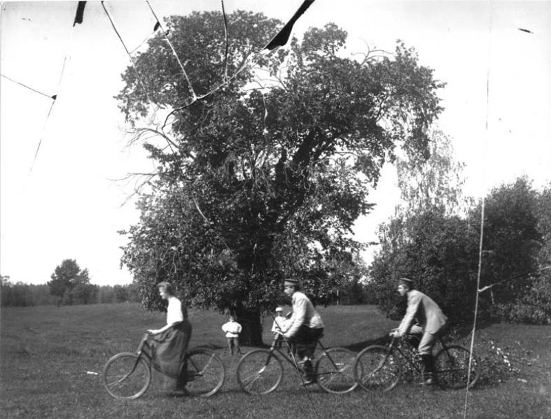 На велосипедах: В. Лотарева, Б. Кисляков, Н. Лотарев, 1911 год, г. Череповец