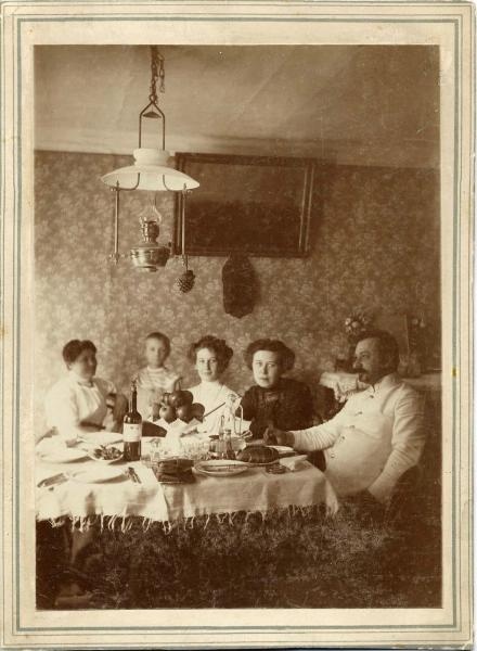 Семейный обед, 1910 год