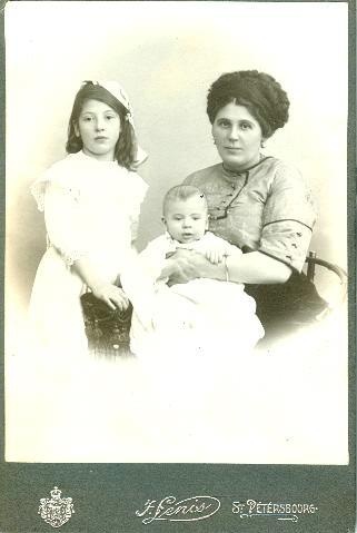 Портрет женщины с двумя детьми, 1900-е, г. Санкт-Петербург
