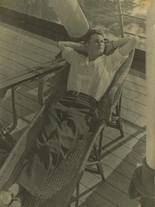 Автопортрет в шезлонге, 1930-е, г. Москва. Выставка «Авангард Михаила Прехнера» с этой фотографией.