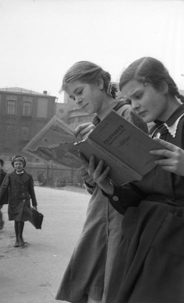 Перед уроками, 1947 год, г. Москва