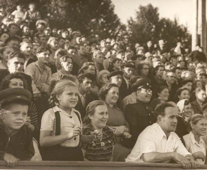 Болельщики футбола. Летний сезон, 1958 год, г. Череповец. Выставки&nbsp;«10 лучших фотографий болельщиков»,&nbsp;«Лето – это маленькая жизнь» и «Все на матч!» с этой фотографией.