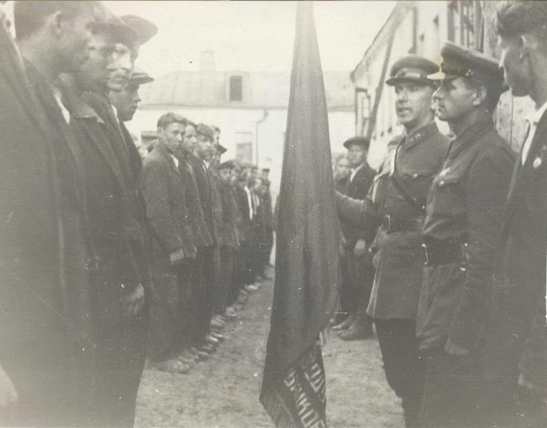 Военком Кировского военкомата А. Перковский выступает перед допризывниками, 1940 год, г. Москва