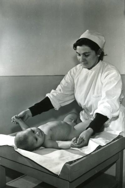 Медицинский работник с ребенком, 1960 - 1965, Украинская ССР, Луганская обл., Северодонецк
