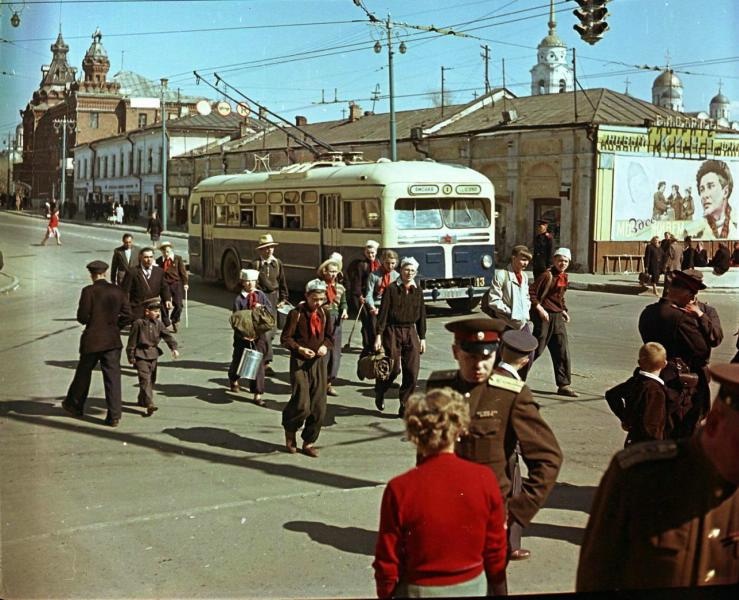 Туристы в городе, 1956 год, г. Владимир. Видео «Жемчужина древней Руси» с этой фотографией.