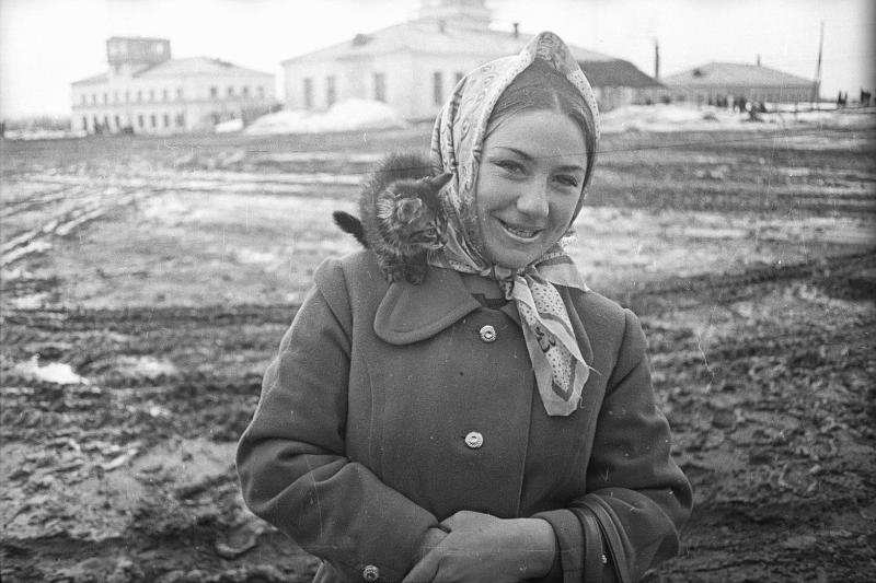 Девушка с котенком на плече, 1970-е. Выставка «Без кота и жизнь не та» с этой фотографией.&nbsp;