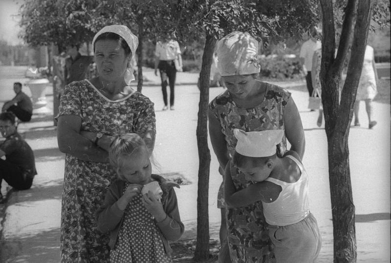 Фото Женщины с детьми под деревьями, 1967 год, Волгоградская обл, г