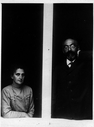 Мария Борисовна и Михаил Осипович Гершензон в окне дома, 1920-е, г. Москва