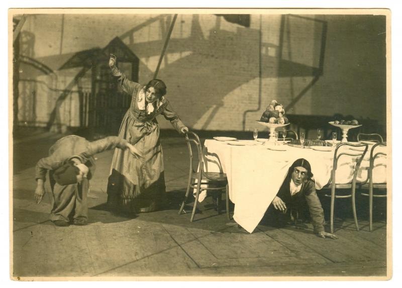 Театр имени Всеволода Мейерхольда. Сцена из спектакля «Лес», 1924 год, г. Москва. Видеовыставки:&nbsp;«Мейерхольд»,&nbsp;«Роковая актриса» с этой фотографией.