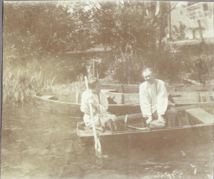 Девушки в лодке, 1920-е, Германия. Из семейного альбома.