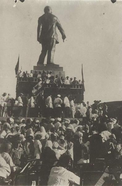 Михаил Калинин на митинге по поводу открытия Земо-Авчальской ГЭС, 1927 год, Грузия, г. Мцхета. Земо-Авчальская ГЭС имени В. И. Ленина расположена на р. Куре вблизи города Мцхета. Первая очередь ГЭС пущена в 1927 году.