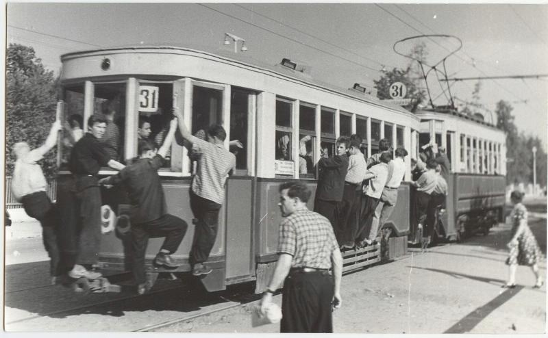 Молодые москвичи торопятся к началу смены, 1955 - 1962, г. Москва. Видео «120 лет московскому трамваю» с этой фотографией.