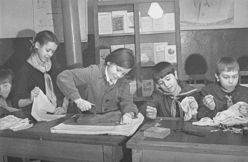Девочки на занятиях по домоводству, 1942 год