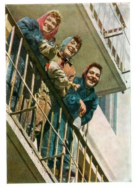 Дом построен! Высшая радость советской молодежи - радость созидательного труда, 1963 год. Выставка «На балконе» с этой фотографией.