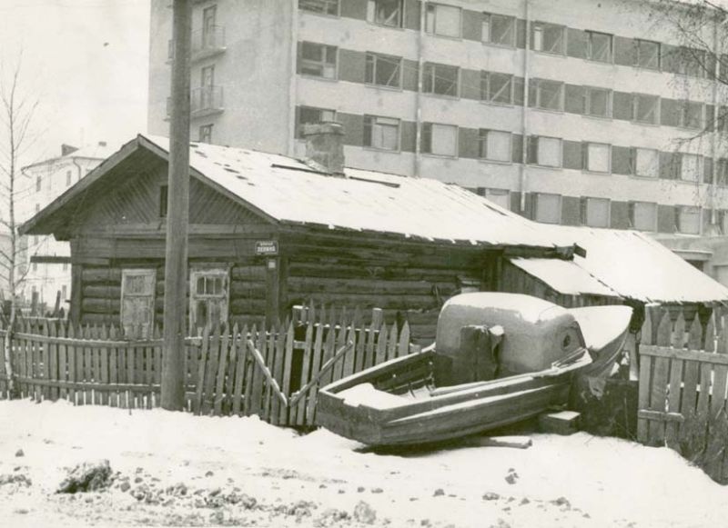     Фото Старое и новое дом  108 на улице Ленина, на фоне гостиницы Ленинград, 30 октября 1964, г. Череповец и Череповецкий район - История России в фотографиях