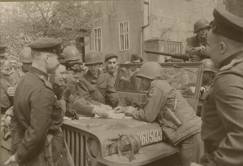 Встреча на Эльбе. Советские и американские солдаты у джипа, 26 апреля 1945, Германия, г. Торгау. Видеовыставка «Встреча на Эльбе» с этой фотографией.